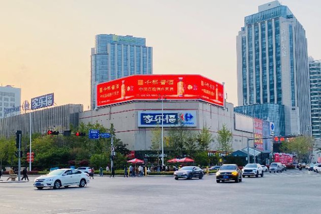 青島香港中路家樂福樓頂LED高雄路外墻大屏廣告，青島大屏廣告價(jià)格