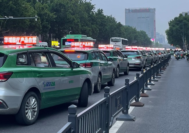 鄭州出租車廣告價格收費，鄭州出租車頂LED彩屏廣告發(fā)布案例圖