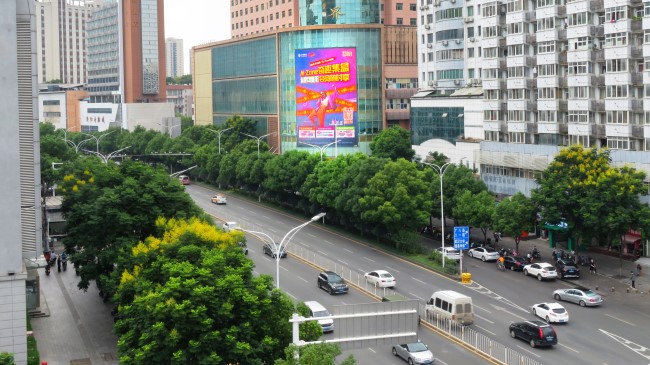 武漢洪山珞喻路電腦大世界外墻豎屏LED廣告牌，武漢LED大屏廣告價格