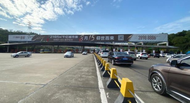 深圳水官高速龍崗收費站廣告大牌，深圳高速收費站頂大牌廣告價格