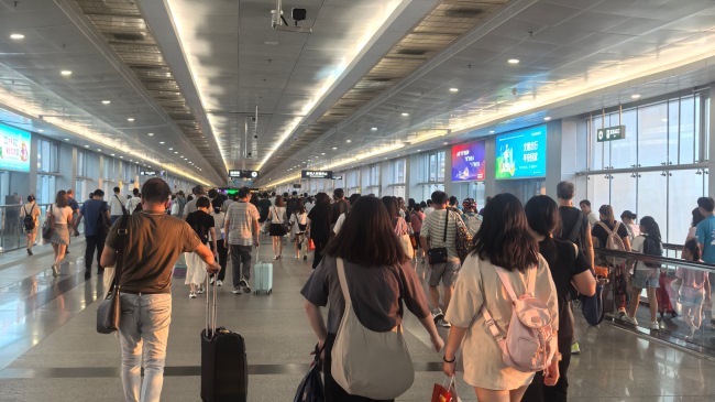 深圳福田口岸往返香港通道橋燈箱廣告，深圳福田口岸廣告價格