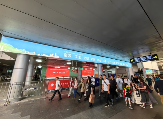深圳羅湖口岸LED大屏廣告投放，羅湖口岸通道燈箱廣告價(jià)格