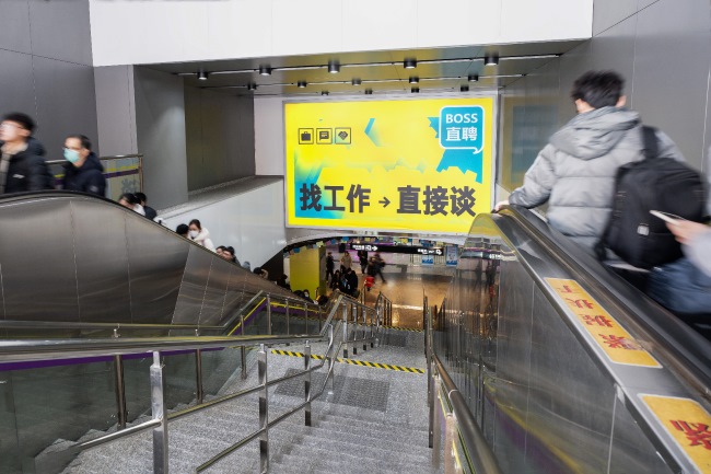 深圳地鐵站出入口扶梯正對大牌廣告投放，深圳地鐵廣告價(jià)格