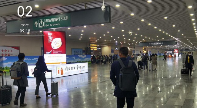 長沙南高鐵站出站通道立柱大屏廣告，長沙南站LED屏廣告價(jià)格