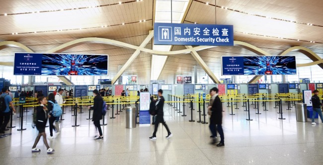 昆明長水機場出發(fā)安檢上方LED廣告牌，昆明機場大屏廣告價格