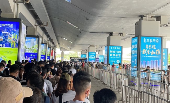 湛江西站進(jìn)出站廣場(chǎng)戶(hù)外包柱燈箱廣告，湛江西高鐵站廣告價(jià)格