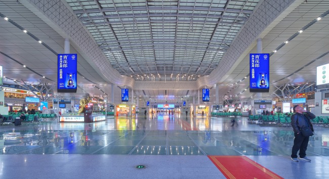 長沙南高鐵站候車大廳中央立柱LED廣告，長沙南站大屏廣告價格
