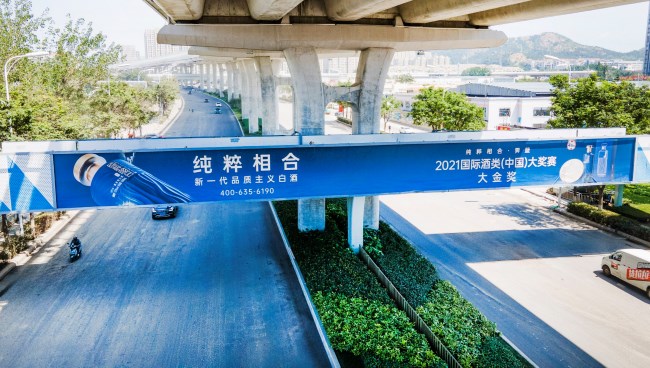 青島李滄重慶中路天橋燈箱大牌廣告投放，青島戶外廣告價(jià)格