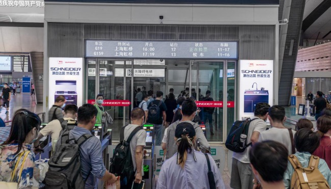 北京南高鐵站檢票口玻璃門貼墻貼廣告投放，北京南站廣告價格