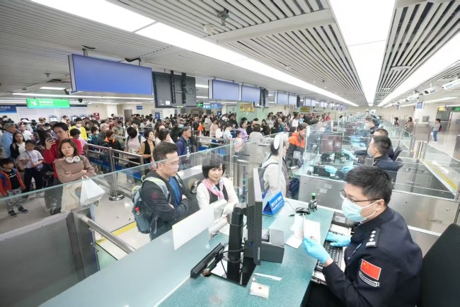 深圳羅湖口岸入境墻面燈箱廣告投放，羅湖口岸通道大屏廣告價(jià)格