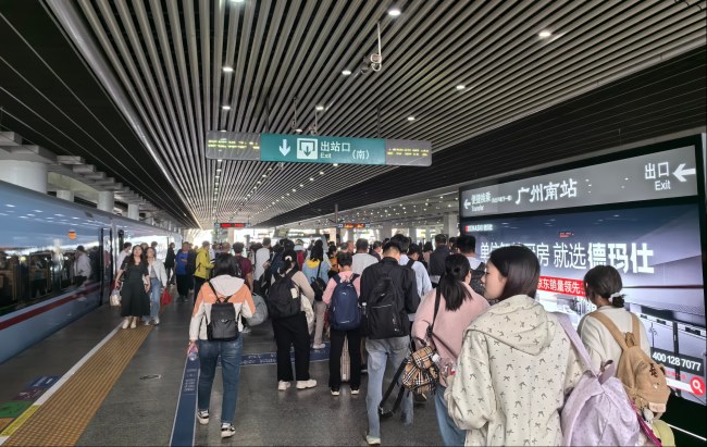 廣州南站高鐵站臺(tái)燈箱廣告投放，廣州南站大屏廣告價(jià)格