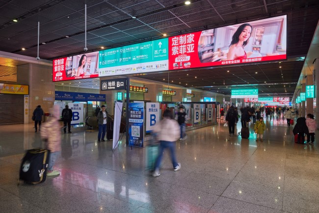 貴陽北站高鐵出站通道LED廣告投放，貴陽北站大屏廣告價格