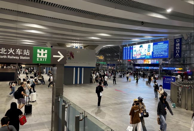 深圳北高鐵站進(jìn)站口上方LED廣告，深圳北站棚大屏廣告投放價格