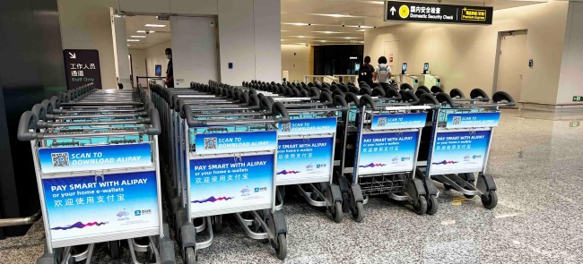 杭州機(jī)場手推車廣告投放，杭州蕭山機(jī)場行李推車貼廣告價格