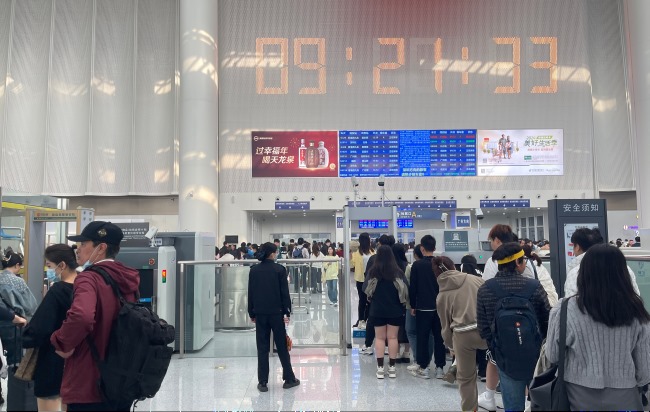 東莞虎門站候車廳檢票口上方燈箱廣告投放，虎門高鐵站廣告價格