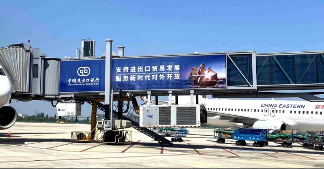 寧波櫟社機場停機坪大牌廣告投放，寧波機場廊橋貼膜廣告價格