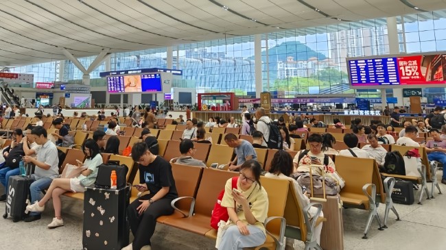 深圳北高鐵站安檢口候車區(qū)上方LED廣告，深圳北站大屏廣告投放價格