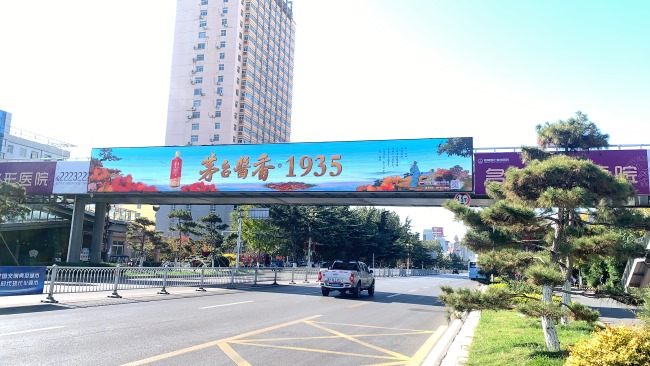 濟(jì)寧主干道天橋雙面LED廣告投放，濟(jì)寧路面上方大屏廣告價(jià)格