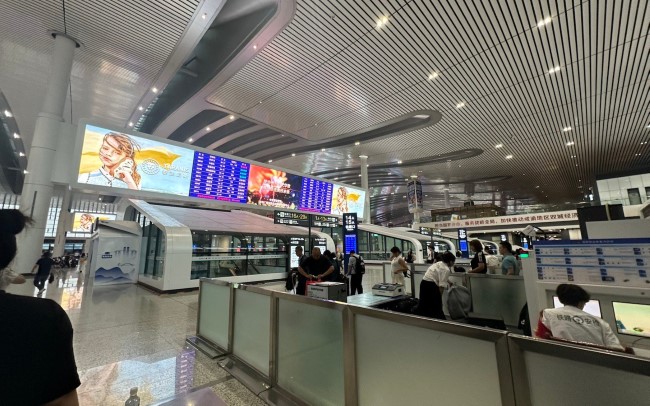 成都東高鐵站候車區(qū)安檢口上方LED廣告，成都東站大屏廣告投放