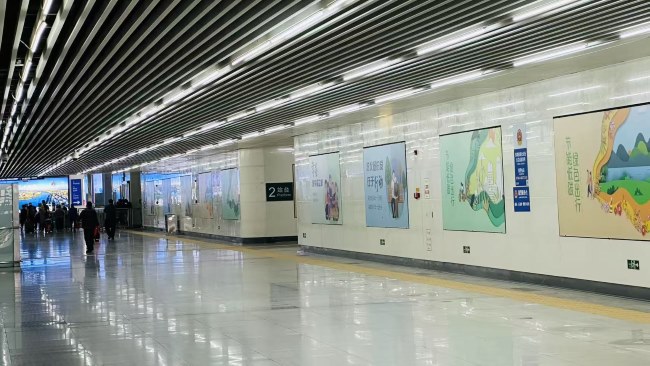東莞站高鐵進出站通道兩側(cè)墻面燈箱廣告，東莞火車站廣告投放