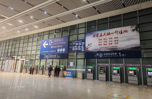 佛山西高鐵站外售票機上方燈箱廣告投放，佛山西站大屏廣告價格