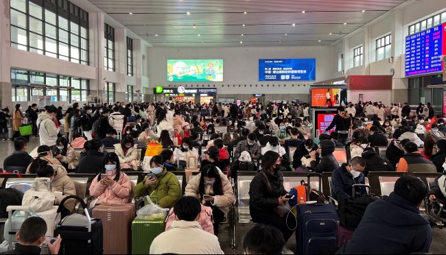 普寧高鐵站候車大廳燈箱廣告投放，普寧站進(jìn)出站通道廣告價(jià)格
