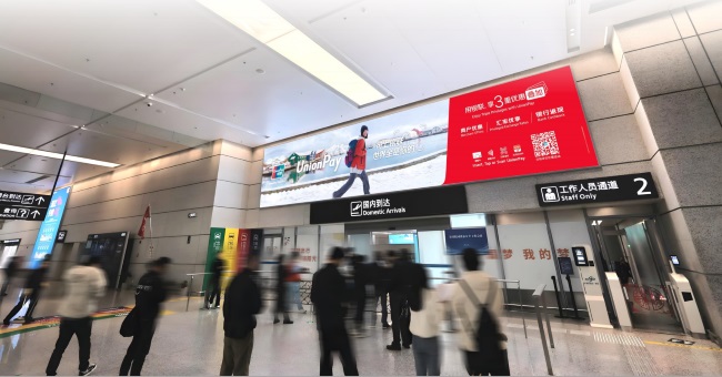 寧波機場到達行李廳出口上方燈箱廣告，寧波櫟社機場大屏廣告