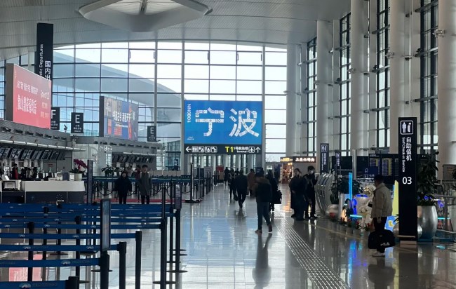 寧波櫟社機場到出發(fā)辦票大廳高空燈箱廣告，寧波機場大屏廣告