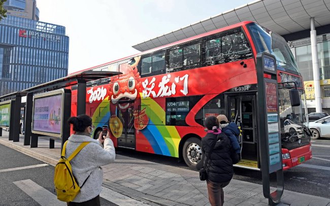 地鐵廣告與公交廣告有什么區(qū)別，當品牌需要宣傳推廣時，怎么選擇效果更好？