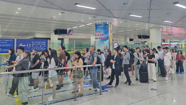 深圳福田高鐵站包柱燈箱廣告投放，福田站高鐵大屏廣告