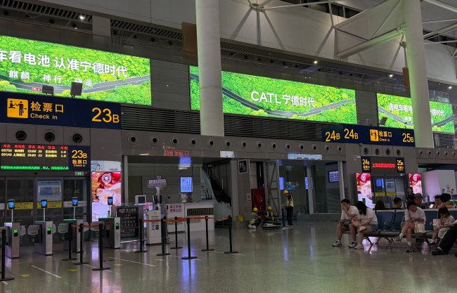 上海虹橋站候車(chē)大廳檢票口上方燈箱廣告，上海虹橋高鐵站廣告