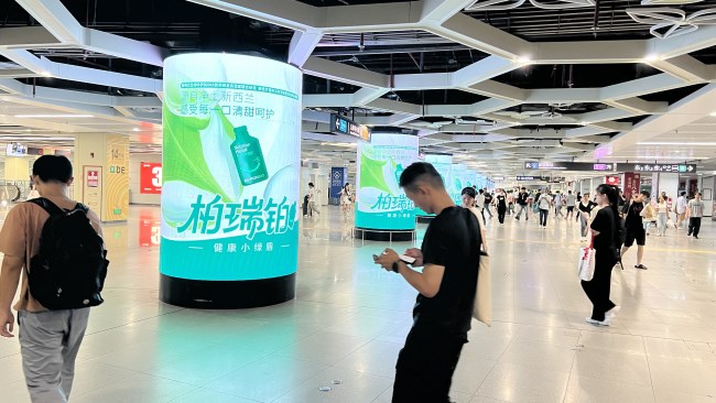 深圳東火車(chē)站包柱LED廣告投放，布吉地鐵站大屏廣告價(jià)格