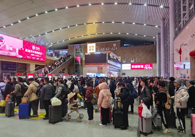 長沙南高鐵站東西廣場進(jìn)站大廳兩側(cè)LED，長沙南站大屏廣告價(jià)格