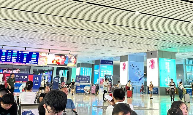 深圳坪山高鐵站候車大廳柱面燈箱廣告投放，坪山站大屏廣告