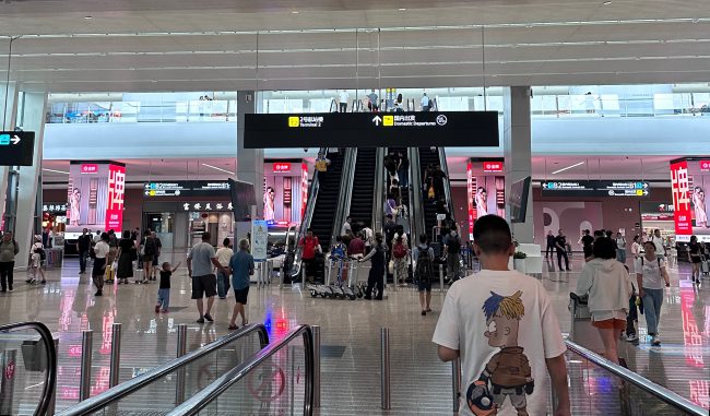 成都機場到達出口四面立柱LED廣告投放，成都天府機場大屏廣告